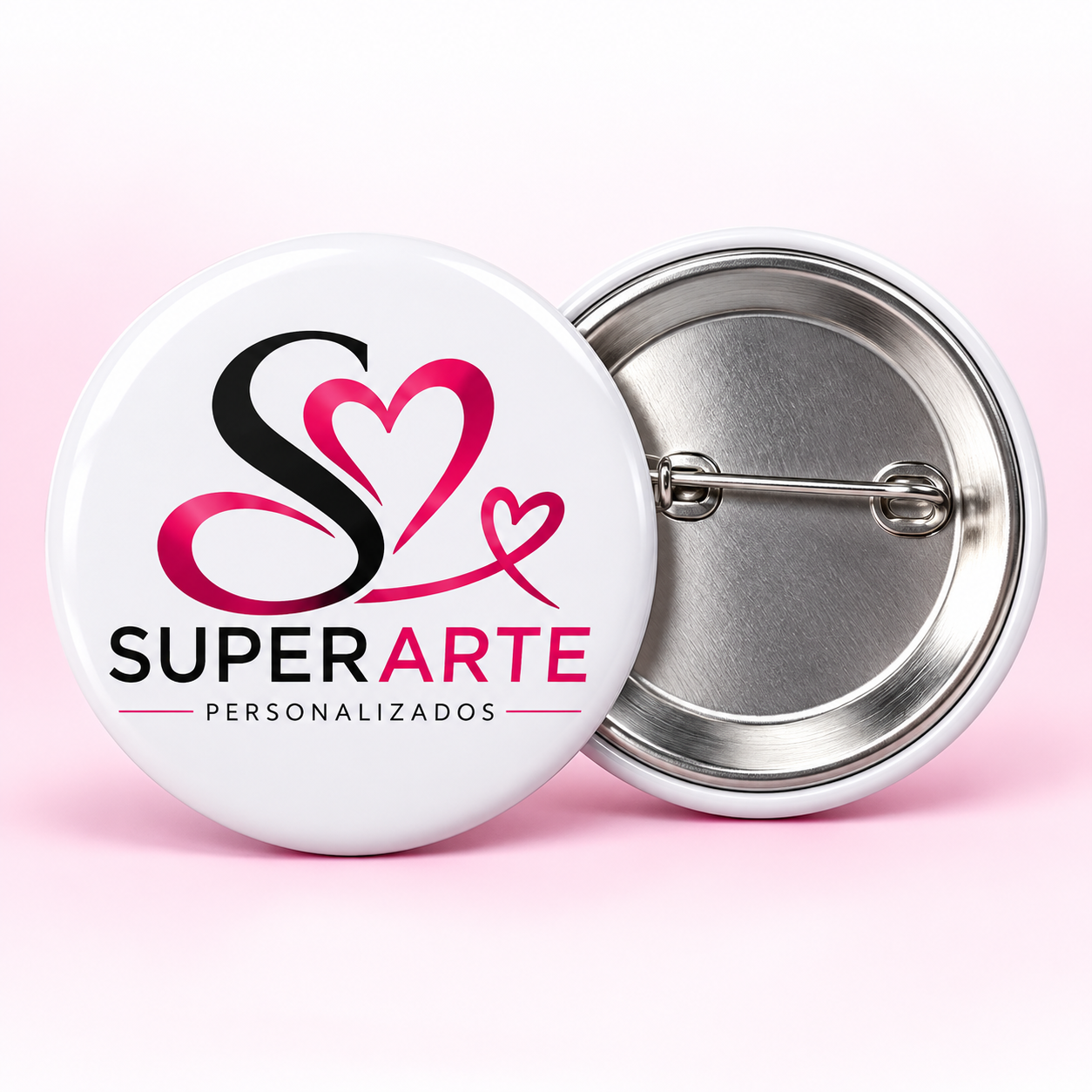 Bóton personalizado com a logomarca da SuperArte e alfinete no verso